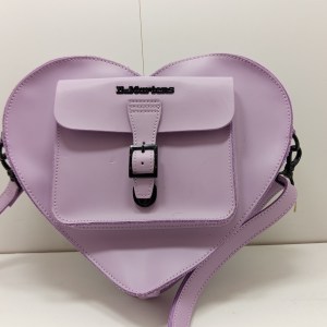 Sac bandouillere coeur dr martens lila