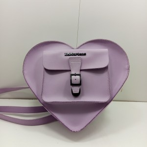 Sac bandouillere coeur dr martens lila