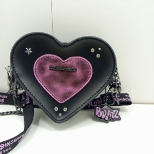 Pochette bandouillere coeur dr martens x bratz