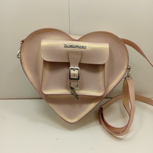 Sac bandouillere coeur dr martens rose nacré