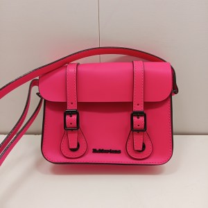 Petit sac a bandouliere dr martens rose fluo océenligne