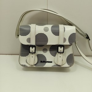 Petit sac a bandouliere dr martens blanc polka