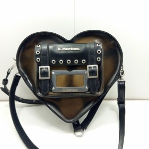 Sac bandouillere coeur dr martens brush off